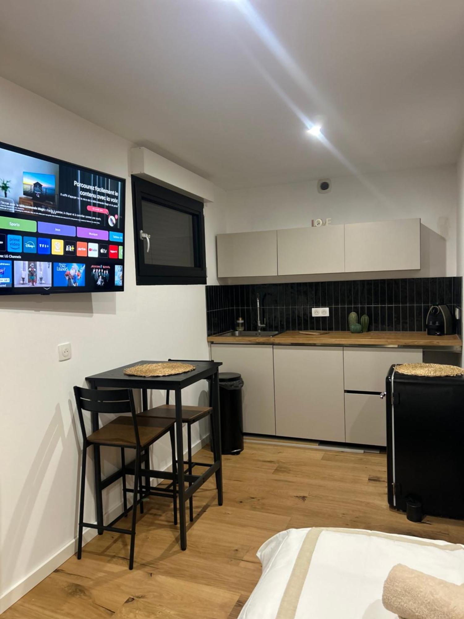 Studio Prestige Avec Terrasse Le Chene Dore Au Coeur Du Centre Touristique Cite Des Loisirs 200 M Du Galaxie,Face Au Snowworld Parking Gratuit Privatif Amnéville Esterno foto